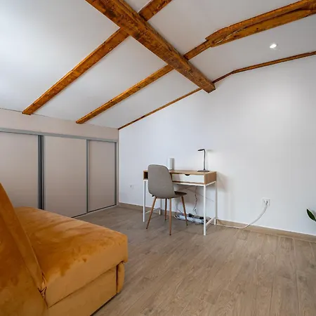 Cosy Duplex Near Bus Station *