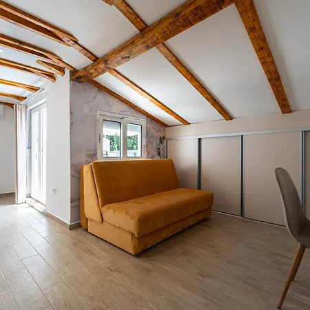 Cosy Duplex Near Bus Station