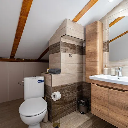 Cosy Duplex Near Bus Station Apartment *