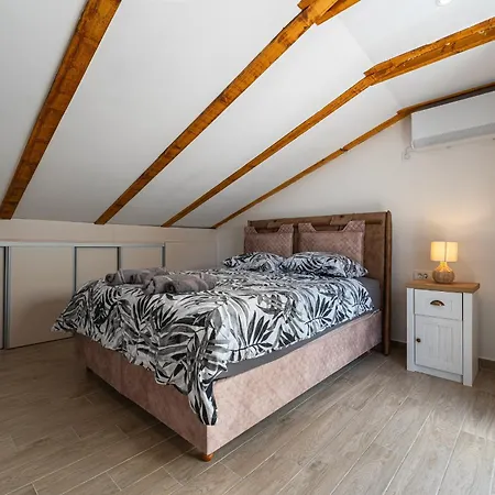 Cosy Duplex Near Bus Station