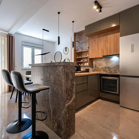 Cosy Duplex Near Bus Station *